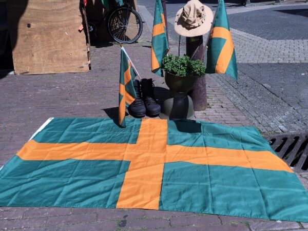 Grote groen met oranje kruis nijmeegse vierdaagse vlag. met de afmetingen 150x90 centimeter