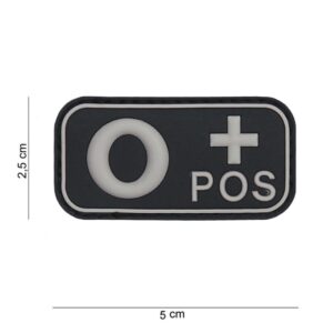 Zwarte patch met witte bloedgroep erop O+POS